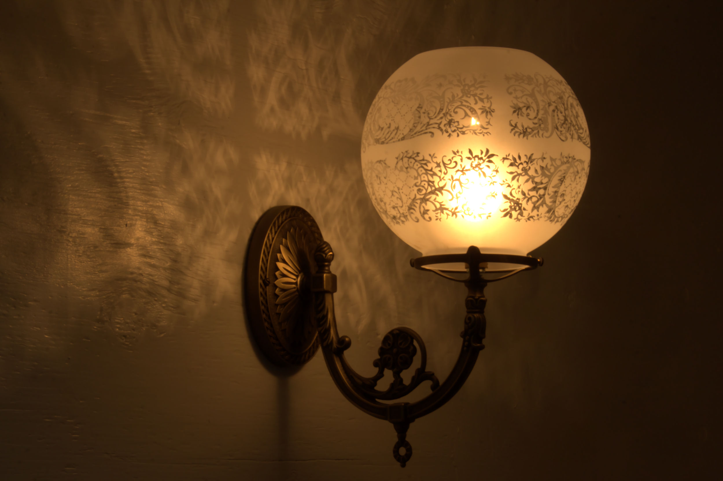https://lanternnet.com/wp-content/uploads/W_T_Kirkman_Lanterns_Humboldt_Gas_Wall_Electric_Lamp_With_8_Inch_Satin_Etched_Ball_Shade.jpg